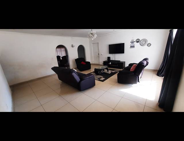 7 BEDROOM FREEHOLD FOR SALE IN ELSBURG